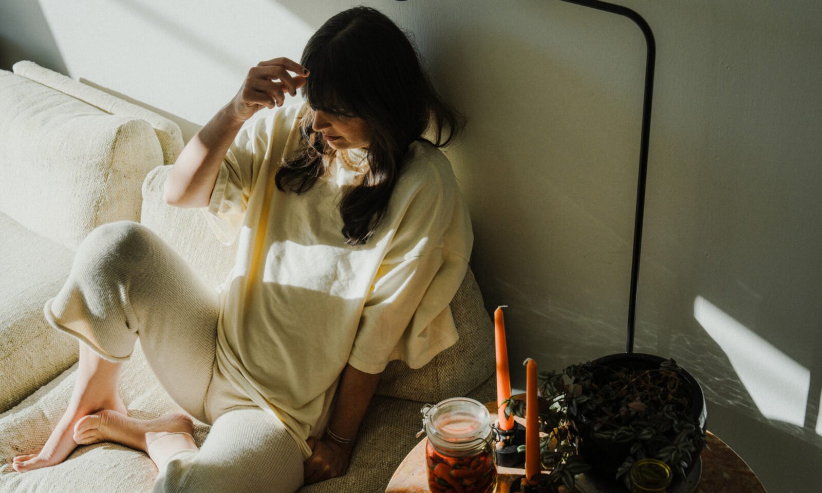 An abstract image showing brain health and blood cells, symbolizing the link between hemoglobin levels and cognitive function.