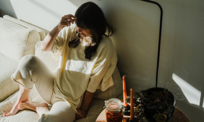 An abstract image showing brain health and blood cells, symbolizing the link between hemoglobin levels and cognitive function.