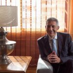 Mohamed Hassan Bensalah, PDG de Holmarcom, souriant et confiant, symbolisant l'ambition de son groupe pour la fusion BMCI-Crédit du Maroc.