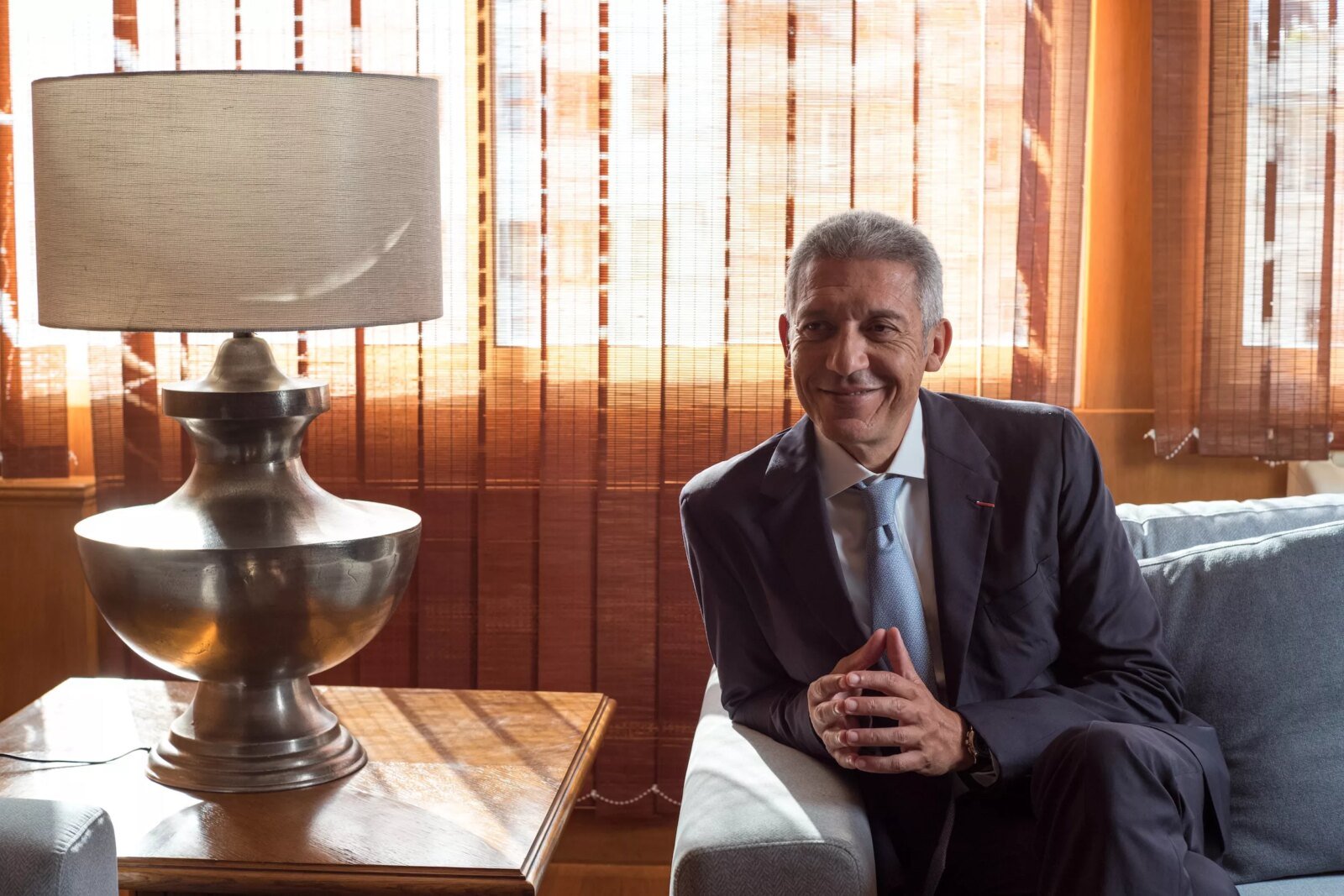 Mohamed Hassan Bensalah, PDG de Holmarcom, souriant et confiant, symbolisant l'ambition de son groupe pour la fusion BMCI-Crédit du Maroc.