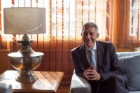 Mohamed Hassan Bensalah, PDG de Holmarcom, souriant et confiant, symbolisant l'ambition de son groupe pour la fusion BMCI-Crédit du Maroc.