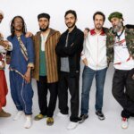 Le groupe Bob Maghrib sur scène, mélangeant instruments traditionnels marocains (guembri, ribab, outar) et modernes (batterie, basse, clavier), lors de leur concert de retour au Studio des arts vivants de Casablanca.