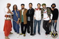 Le groupe Bob Maghrib sur scène, mélangeant instruments traditionnels marocains (guembri, ribab, outar) et modernes (batterie, basse, clavier), lors de leur concert de retour au Studio des arts vivants de Casablanca.