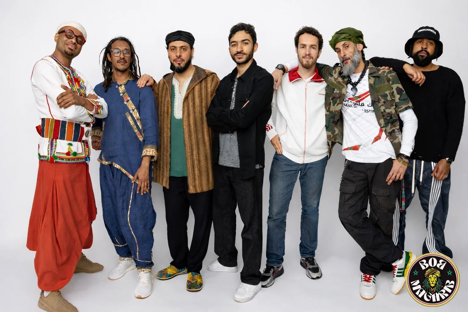 Le groupe Bob Maghrib sur scène, mélangeant instruments traditionnels marocains (guembri, ribab, outar) et modernes (batterie, basse, clavier), lors de leur concert de retour au Studio des arts vivants de Casablanca.