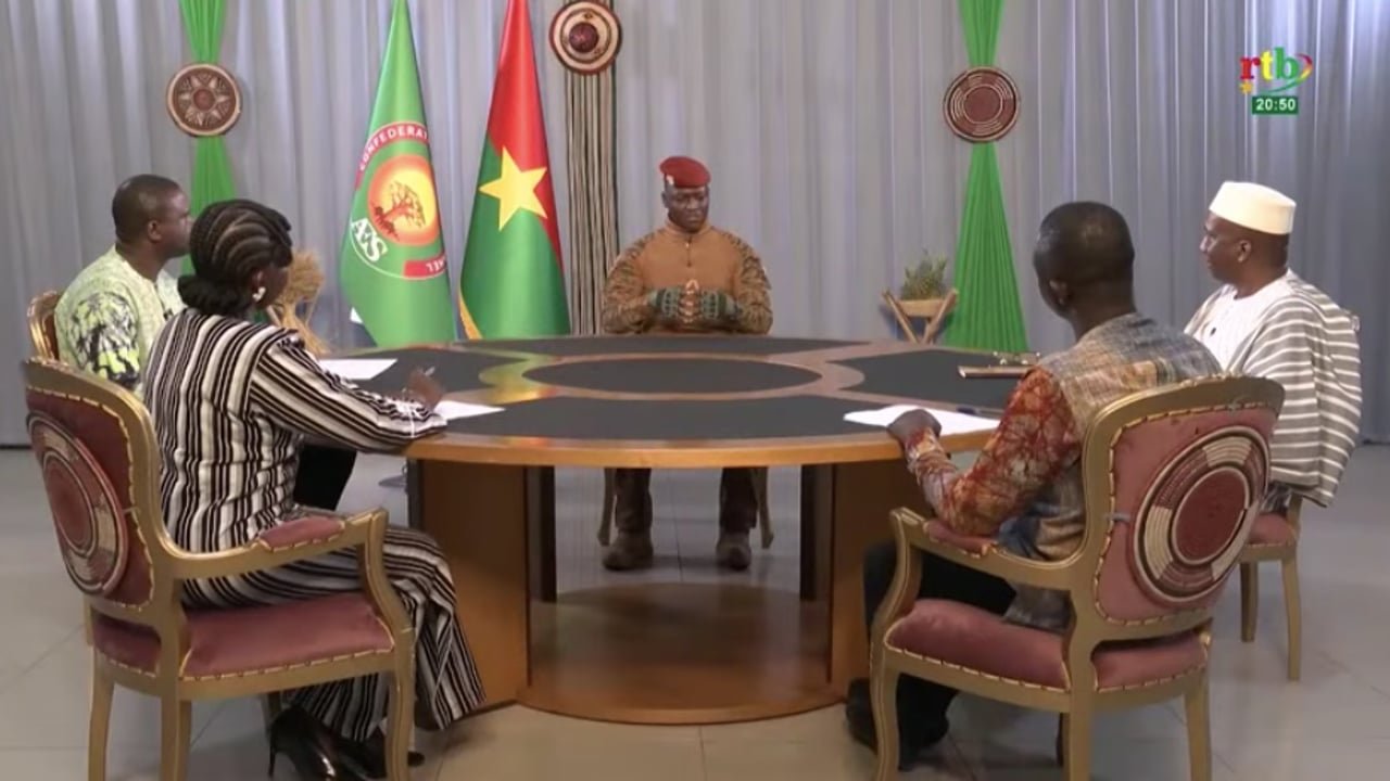 Le Capitaine Ibrahim Traoré, chef de la junte au Burkina Faso, s'exprimant lors d'un entretien télévisé.