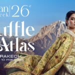 Mannequin en caftan posant dans les paysages majestueux de l'Atlas pour la Caftan Week 2026