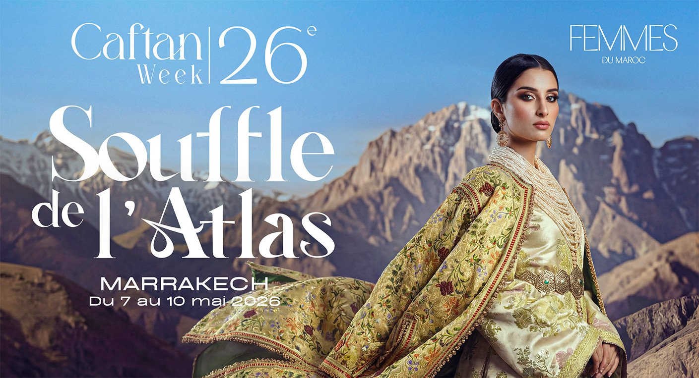 Mannequin en caftan posant dans les paysages majestueux de l'Atlas pour la Caftan Week 2026