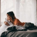 Illustration depicting a brain and sleep, symbolizing the link between sleep quality and cognitive health and aging.