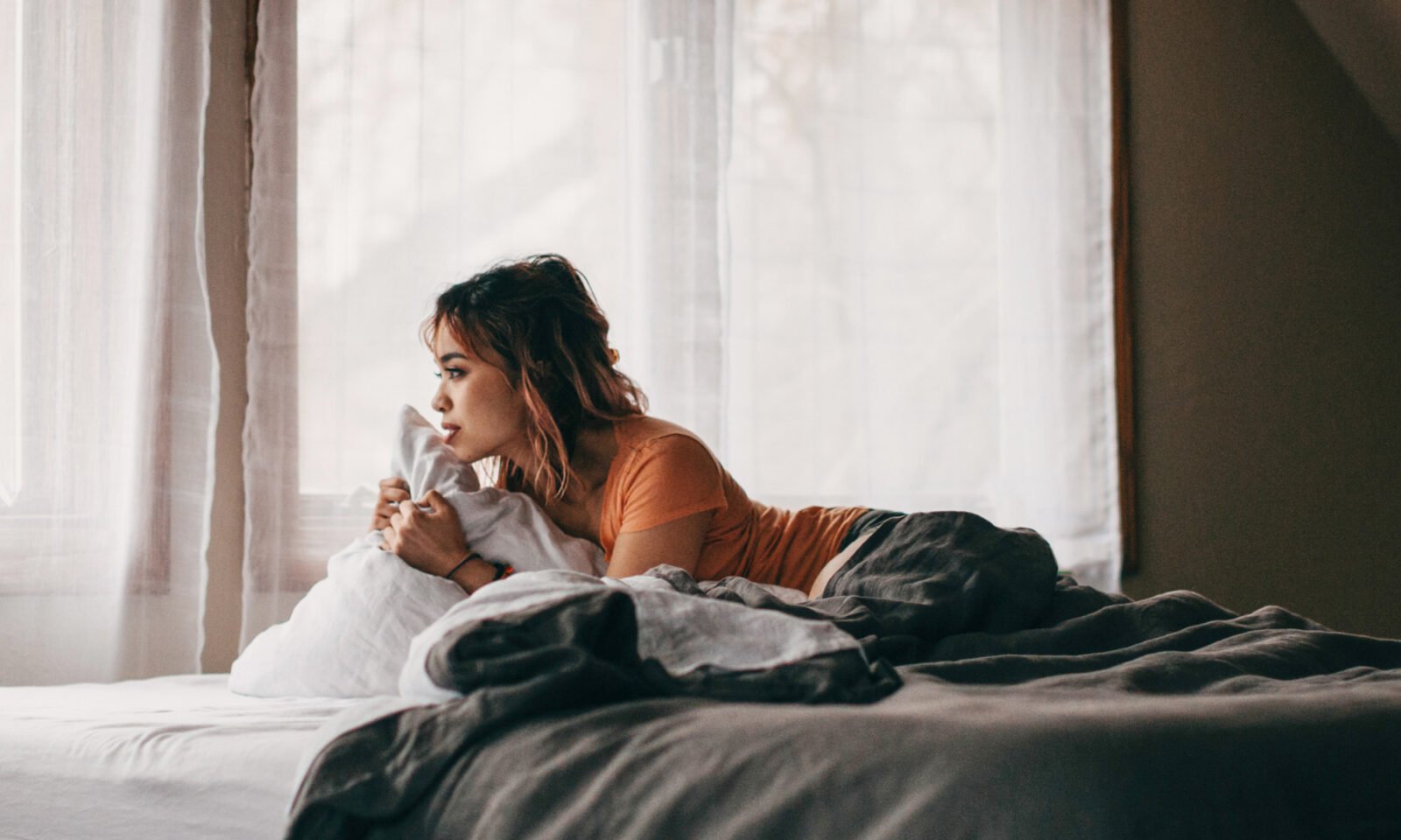 Illustration depicting a brain and sleep, symbolizing the link between sleep quality and cognitive health and aging.