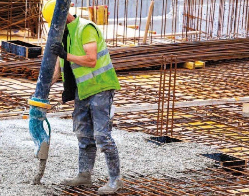 Ciments du Maroc : Un Bond Spectaculaire de 50% du Résultat Net en 2025, Porté par l'Expansion et les Mégaprojets ! 3 Vue aérienne d'une cimenterie moderne de Ciments du Maroc, symbolisant la croissance et l'innovation dans le secteur du BTP.