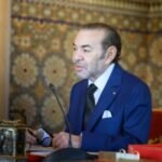 Sa Majesté le Roi Mohammed VI présidant un Conseil des ministres au Palais Royal de Rabat, entouré de hauts dignitaires.