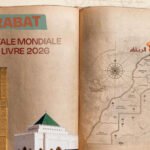 Illustration d'un conteur traditionnel (Hakawati) en pleine performance, captivant son auditoire dans un cadre marocain, avec des livres ouverts en arrière-plan, symbolisant l'union du conte et de la littérature.