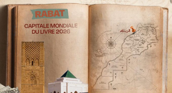 Illustration d'un conteur traditionnel (Hakawati) en pleine performance, captivant son auditoire dans un cadre marocain, avec des livres ouverts en arrière-plan, symbolisant l'union du conte et de la littérature.