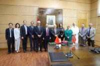 Cérémonie de signature d'une convention de partenariat entre le ministère de l'Éducation nationale du Maroc et une délégation de l'université chinoise Beihang à Rabat, en présence de responsables des deux parties.