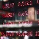 Graphique des taux de change du dirham marocain avec des devises internationales, affichant des symboles monétaires.