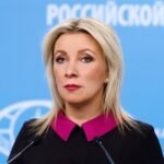 المتحدثة باسم الخارجية الروسية ماريا زاخاروفا تتحدث في مؤتمر صحفي.