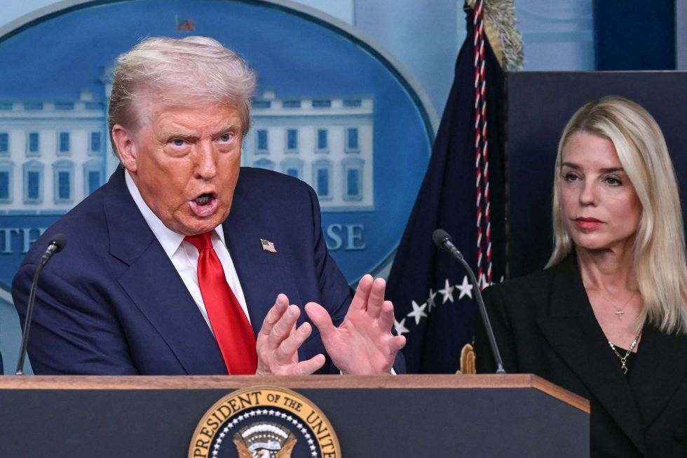 صورة تجمع رموزاً للسياسة الأمريكية والإيرانية والفرنسية، تعكس التنوع في الأخبار الدولية.