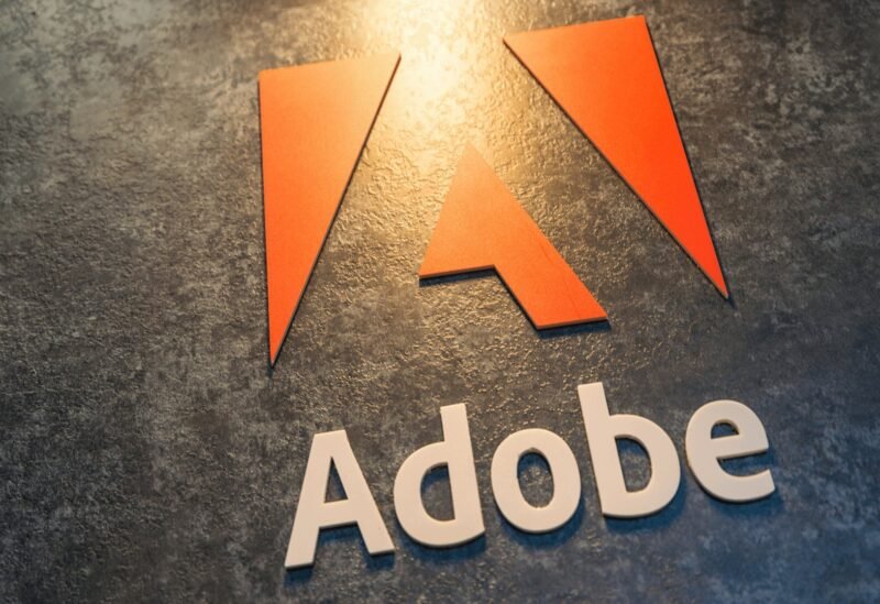 شعار أدوبي بجانب أيقونة ذكاء اصطناعي، يرمز لإطلاق أدوات الذكاء الاصطناعي الجديدة للشركات.