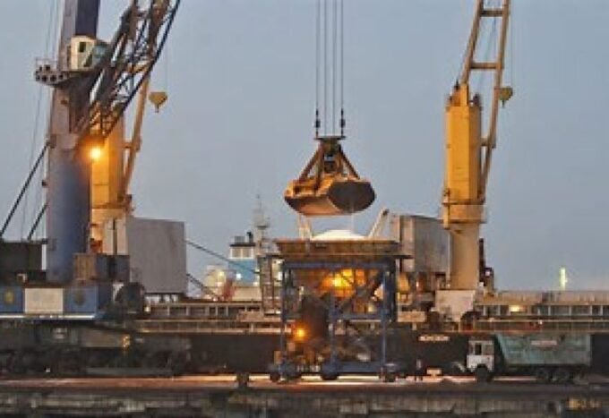 الأمم المتحدة تكثف جهودها لتأمين مرور الأسمدة عبر مضيق هرمز وسط أزمة عالمية 6 رافعة تفرغ شحنة أسمدة من سفينة شحن في ميناء موندرا بالهند، ترمز لأهمية حركة الأسمدة في التجارة العالمية.