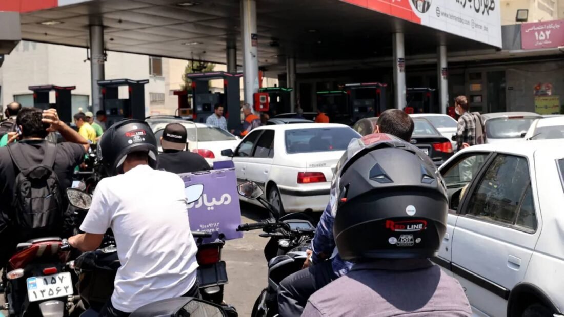 صورة تظهر طوابير طويلة من السيارات أمام محطة وقود في طهران، تعكس أزمة الوقود الحالية في إيران.