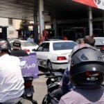 صورة تظهر طوابير طويلة من السيارات أمام محطة وقود في طهران، تعكس أزمة الوقود الحالية في إيران.
