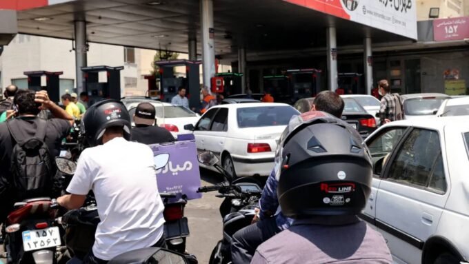 صورة تظهر طوابير طويلة من السيارات أمام محطة وقود في طهران، تعكس أزمة الوقود الحالية في إيران.