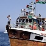 صورة تظهر زوارق أسطول الصمود يتم اعتراضها من قبل سفن حربية إسرائيلية في عرض البحر