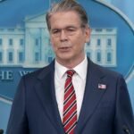 صورة لوزير الخزانة الأمريكي سكوت بيسنت يتحدث عن أسعار البنزين