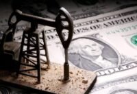 برميل نفط يرمز لارتفاع الأسعار وسط التوترات الجيوسياسية في الشرق الأوسط