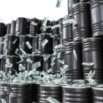 براميل نفط في ميناء، ترمز لارتفاع الأسعار والتوترات الجيوسياسية.