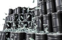 براميل نفط في ميناء، ترمز لارتفاع الأسعار والتوترات الجيوسياسية.