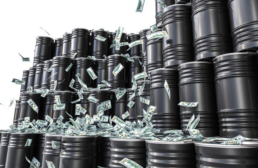 براميل نفط في ميناء، ترمز لارتفاع الأسعار والتوترات الجيوسياسية.