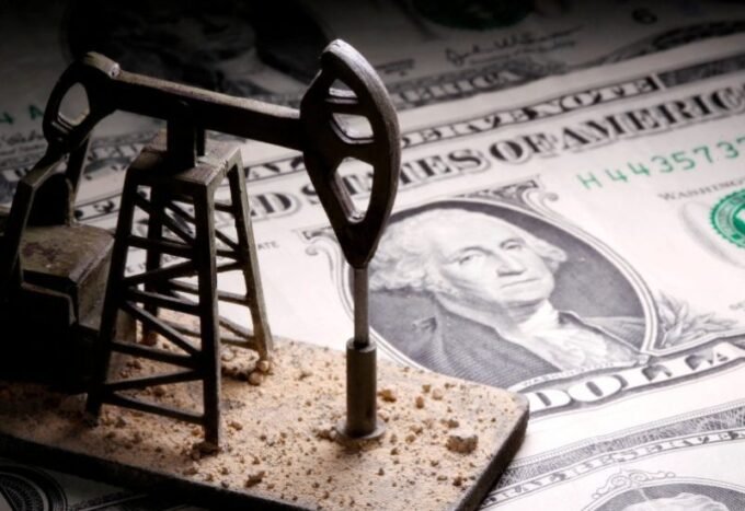 برميل نفط يرمز لارتفاع الأسعار وسط التوترات الجيوسياسية في الشرق الأوسط