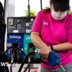 الأسواق العالمية تتنفس الصعداء: هبوط النفط وصعود الأسهم بعد هدنة أمريكية-إيرانية 8 صورة توضيحية لبراميل نفط ورموز أسهم تعكس التغيرات في الأسواق العالمية بعد اتفاق الهدنة.