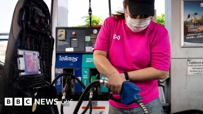 صورة توضيحية لبراميل نفط ورموز أسهم تعكس التغيرات في الأسواق العالمية بعد اتفاق الهدنة.