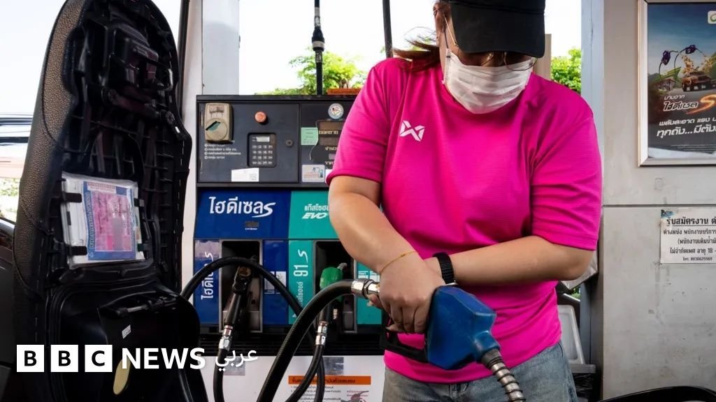 الأسواق العالمية تتنفس الصعداء: هبوط النفط وصعود الأسهم بعد هدنة أمريكية-إيرانية 3 صورة توضيحية لبراميل نفط ورموز أسهم تعكس التغيرات في الأسواق العالمية بعد اتفاق الهدنة.