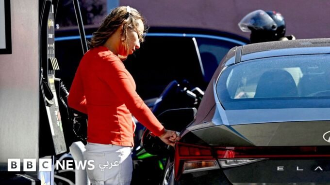 مصفاة نفط شيفرون في إل سيغوندو بولاية كاليفورنيا الأمريكية، ترمز لتأثير الأحداث الجيوسياسية على سوق الطاقة العالمي.