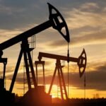 براميل نفط أو منصة نفطية تعكس ارتفاع أسعار الخام عالميًا