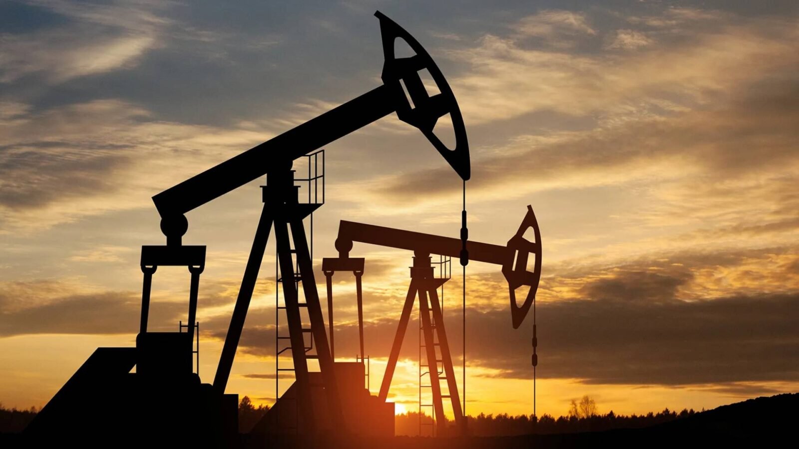 براميل نفط أو منصة نفطية تعكس ارتفاع أسعار الخام عالميًا