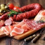 صورة لمجموعة من الأطعمة الشائعة مثل الحلويات واللحوم المصنعة والعصائر، مع إشارة تحذيرية.