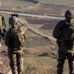 إسرائيل وحالة الحرب الدائمة: تحليل عميق لواقع المجتمع وتداعيات الصراع 8 صورة تجسد التوتر في المنطقة، ربما جنود إسرائيليون أو لقطة من آثار الصراع في غزة أو لبنان، مع خلفية تعكس الرأي العام.