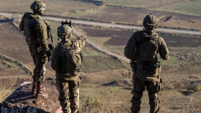 صورة تجسد التوتر في المنطقة، ربما جنود إسرائيليون أو لقطة من آثار الصراع في غزة أو لبنان، مع خلفية تعكس الرأي العام.