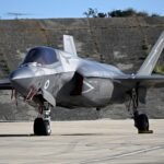 طائرات عسكرية تحلق على ارتفاع منخفض فوق نهر كارون في محافظة خوزستان الإيرانية، خلال عمليات بحث وإنقاذ محتملة بعد إسقاط مقاتلة أمريكية.