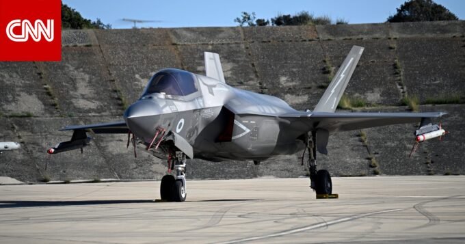 طائرات عسكرية تحلق على ارتفاع منخفض فوق نهر كارون في محافظة خوزستان الإيرانية، خلال عمليات بحث وإنقاذ محتملة بعد إسقاط مقاتلة أمريكية.