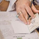 العدول بالمغرب: إضراب مفتوح وتصعيد احتجاجًا على مشروع قانون المهنة 6 صورة تظهر عدولاً مغاربة يحتجون أمام البرلمان في الرباط