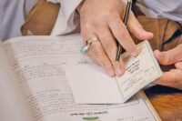 صورة تظهر عدولاً مغاربة يحتجون أمام البرلمان في الرباط