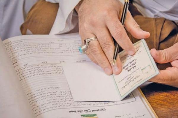 صورة تظهر عدولاً مغاربة يحتجون أمام البرلمان في الرباط