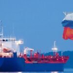 ناقلة نفط روسية في عرض البحر، رمزًا للنفط العالق الذي شمله الإعفاء الأمريكي.