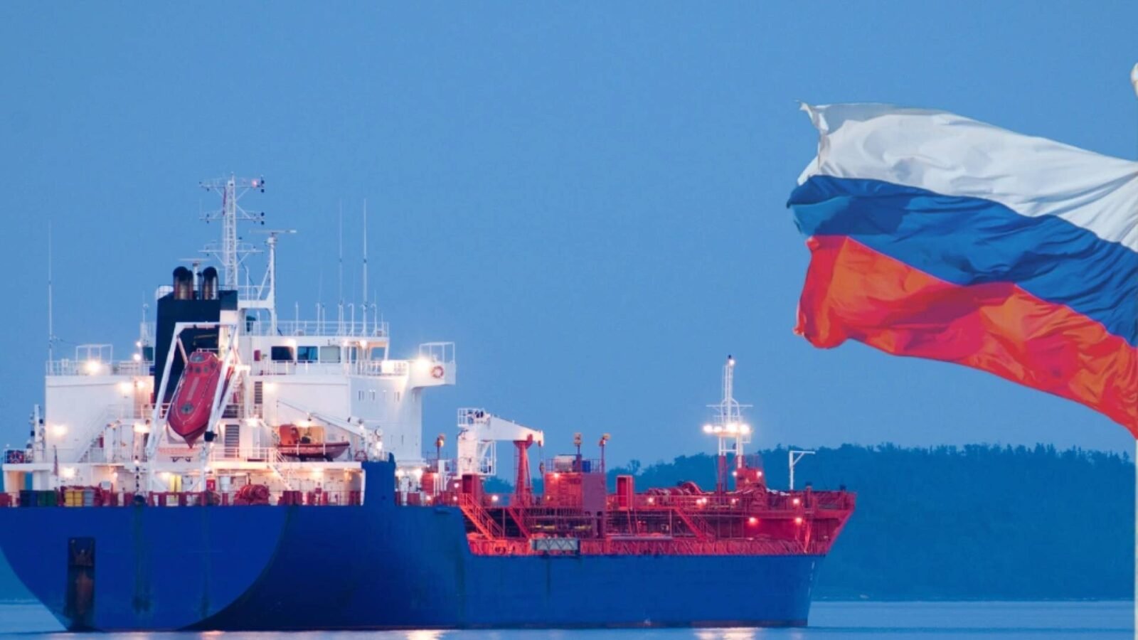 ناقلة نفط روسية في عرض البحر، رمزًا للنفط العالق الذي شمله الإعفاء الأمريكي.