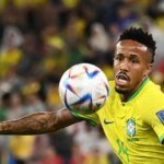 صورة للمدافع إيدير ميليتاو وهو يغادر الملعب مصاباً